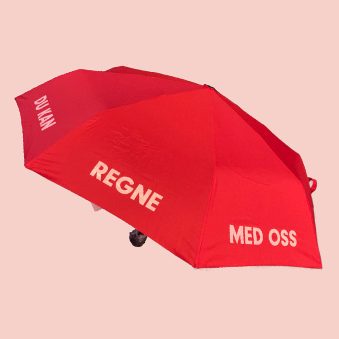 Rød paraply med trykk